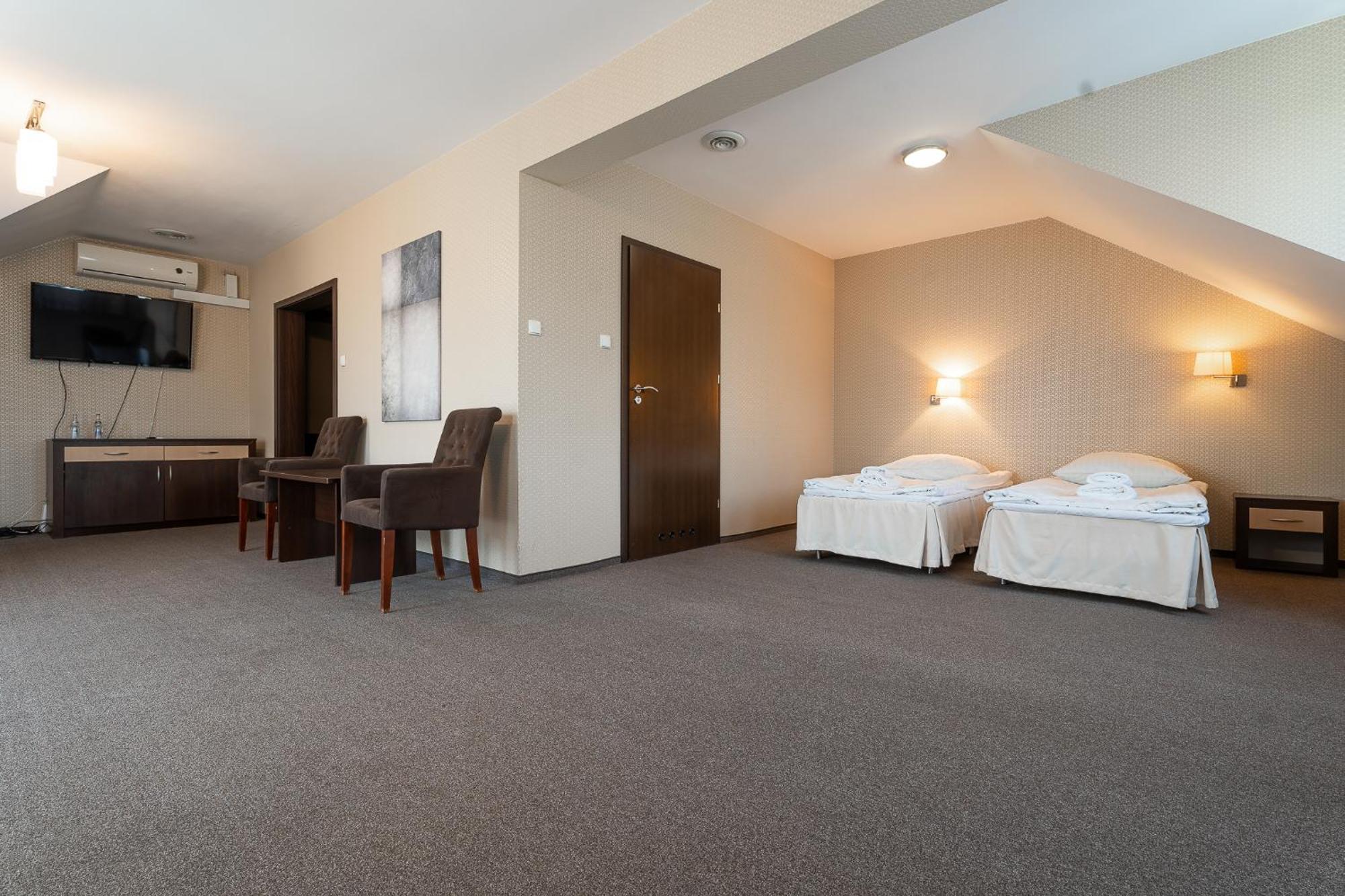 Hotel Cztery Pory Roku Głogów Małopolski Esterno foto