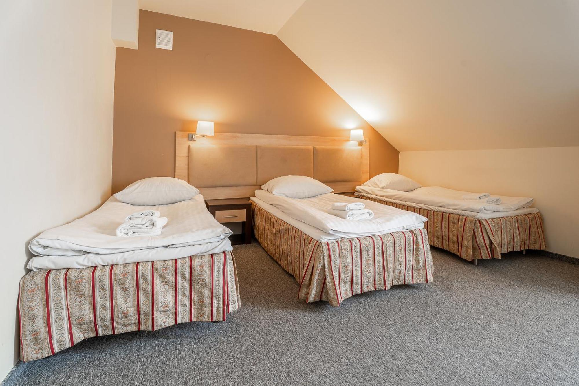 Hotel Cztery Pory Roku Głogów Małopolski Esterno foto