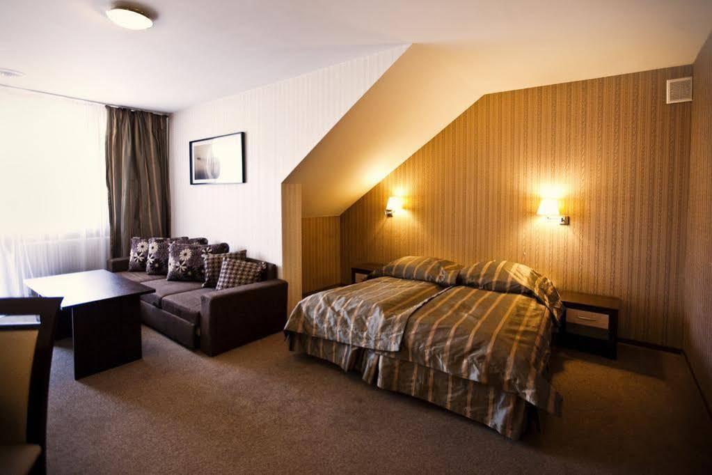 Hotel Cztery Pory Roku Głogów Małopolski Esterno foto